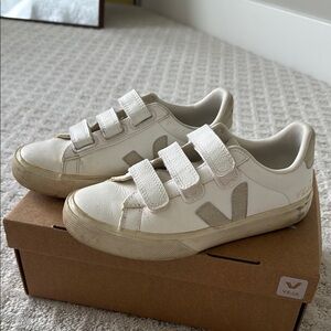 Women’s Veja Recife Sneaker with Velcro (White/Natural)